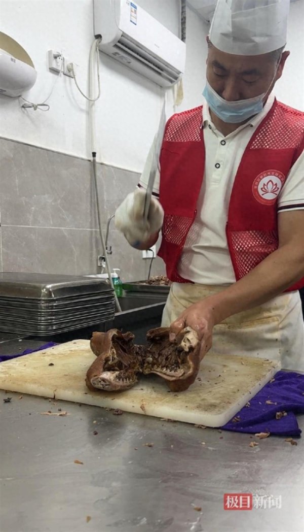 恒汇证券 荣昌区政府食堂4天接待游客54000人 志愿者砍卤鹅忙不停