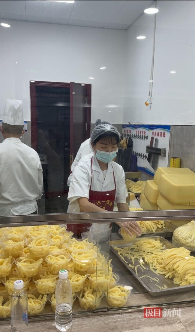 荣昌区政府食堂4天接待游客54000人 志愿者砍卤鹅忙不停