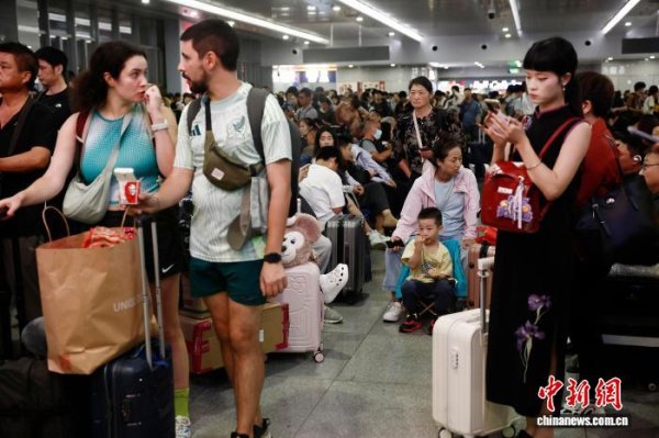 天天配资 铁路上海站迎来国庆客流高峰 候车室持续通宵开放运营