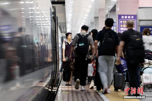 牛达人配资 长三角铁路增开夜间高铁 上海客运段多举措满足旅客出行需求